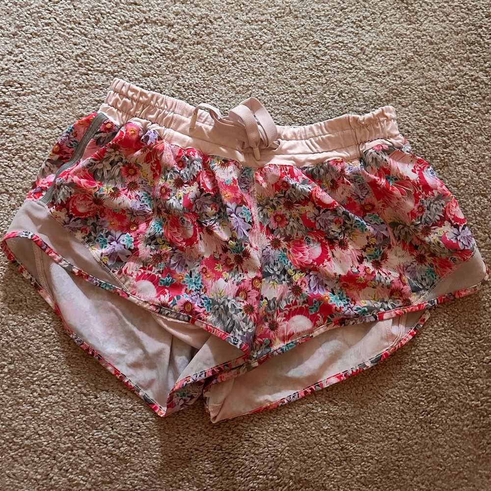 Lululemon Hotty Hot shorts size 6